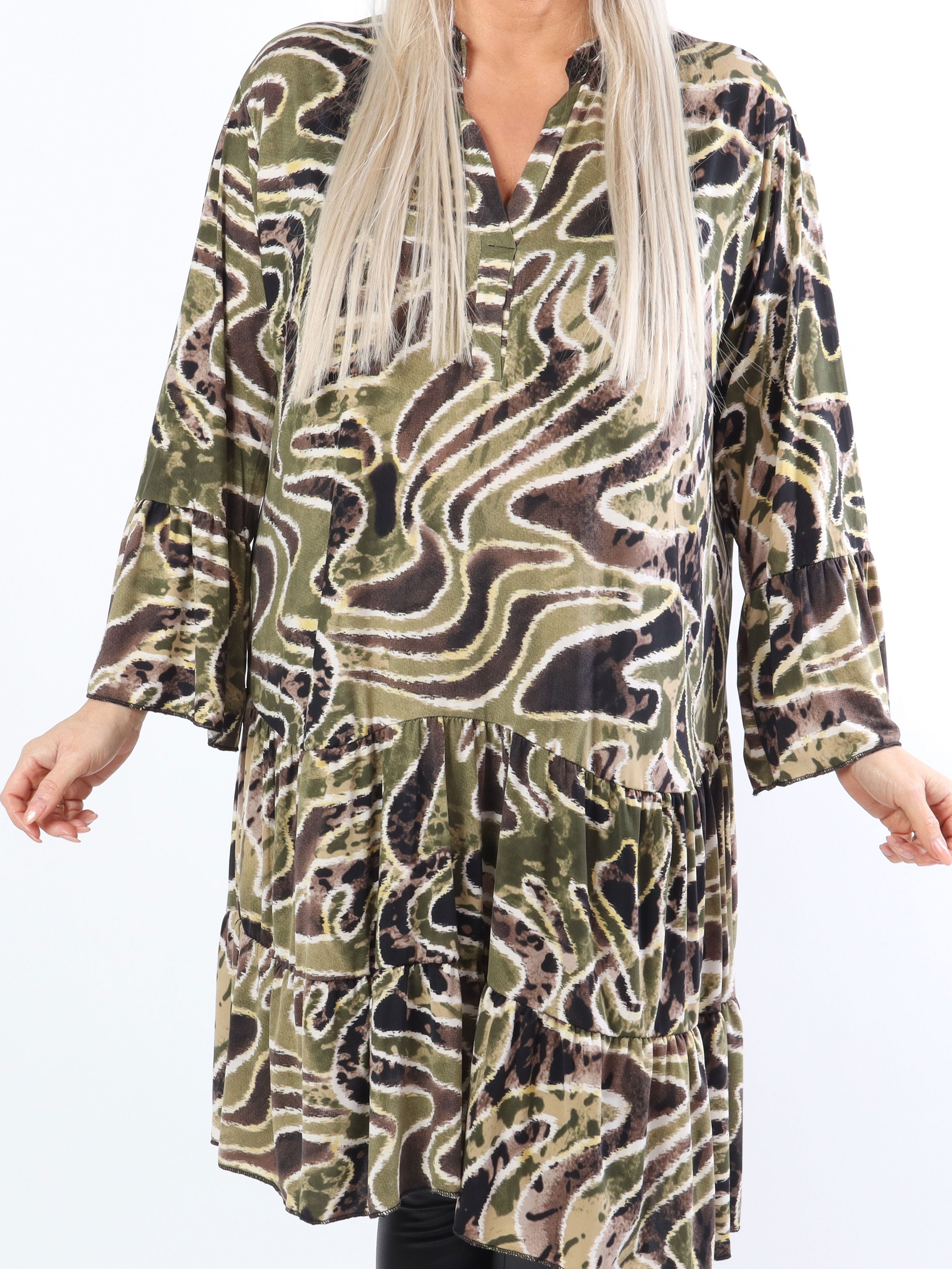 Pauline Pattern - Plus size klänning med v-ringning och liten volangkjol